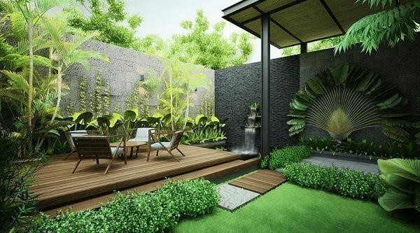 Nhà được trang trí với một khu vườn xanh tươi đẹp, được thiết kế bài bản để tạo không gian sống gần gũi với thiên nhiên.