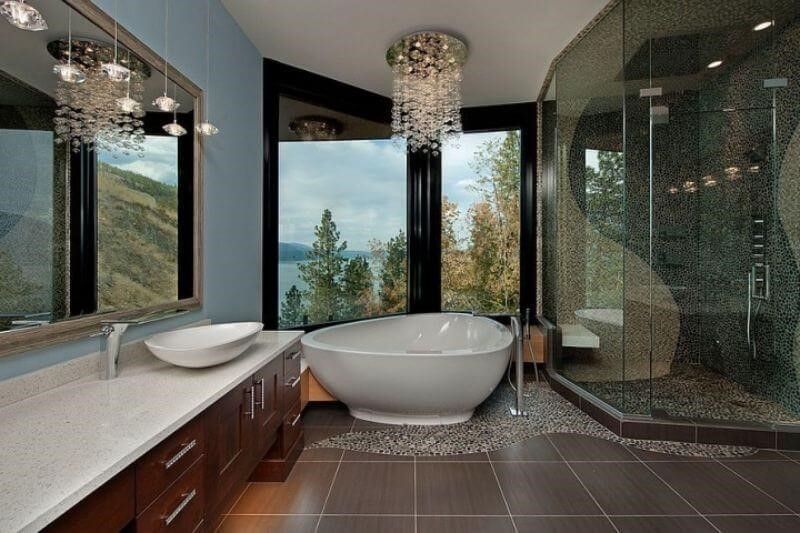 Phòng tắm lớn thường có diện tích từ 10m2 trở lên và thường được đặt trong nhà.