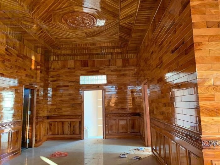 Thiết kế và thi công mẫu gỗ ốp tường cho phòng khách đem lại sự sang trọng và đẳng cấp.