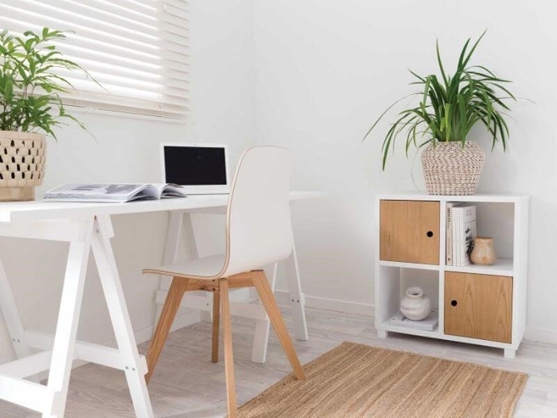 Các bàn ghế gỗ trong phòng tiếp khách văn phòng được thiết kế nhỏ gọn và tiện lợi.
