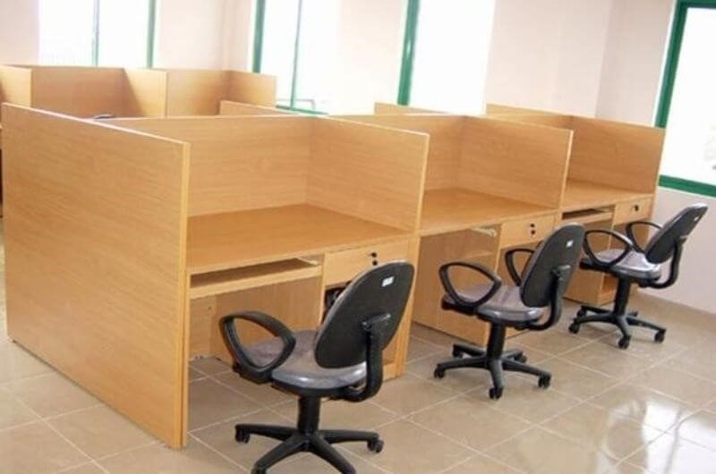 Một chiếc bàn gỗ kích thước lớn được sử dụng để trang trí và phục vụ cho các cuộc họp.