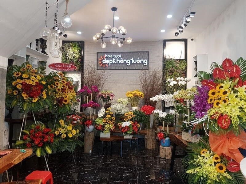 Cửa hàng hoa được thiết kế khu vực trưng bày đẹp mắt.
