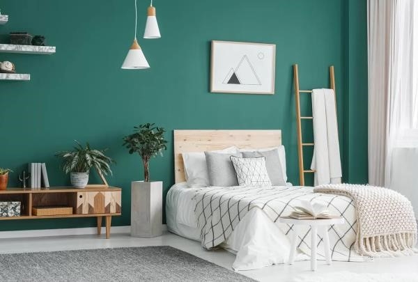 Phòng ngủ màu xanh ngọc bích được kết hợp với phòng làm việc hiện đại.