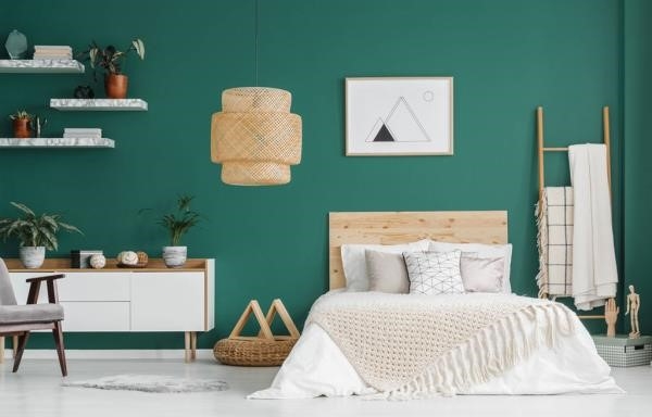 Phòng ngủ được thiết kế với gam màu xanh ngọc bích nhẹ nhàng, tạo nên một không gian sang trọng và tinh tế.