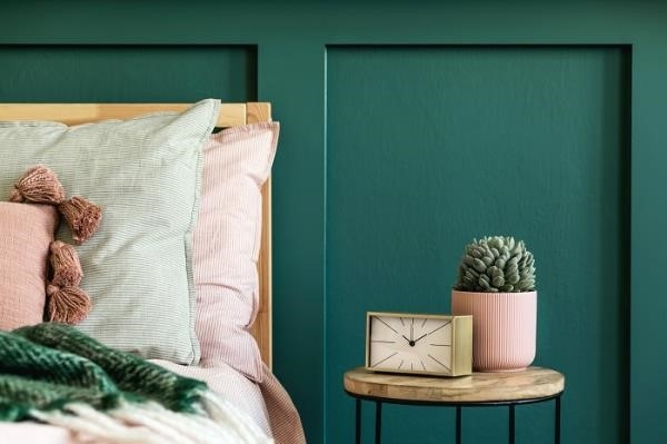 Thiết kế phòng ngủ với tông màu xanh ngọc bích được sử dụng để tạo không gian ít sáng hơn.
