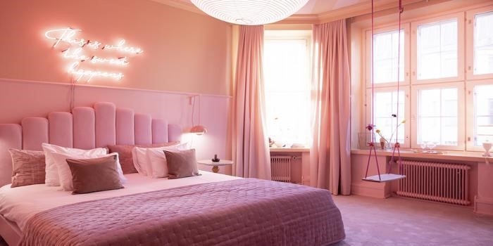 Khi sử dụng nhiều màu hồng khác nhau, không gian căn phòng trở nên rộng rãi và thoáng mát.