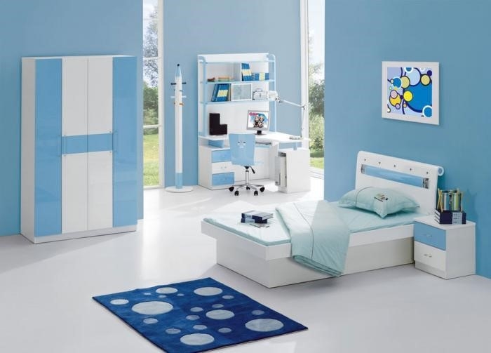 Màu xanh dương là một yếu tố quan trọng giúp tạo nên không gian rộng rãi và thư giãn cho căn phòng này.