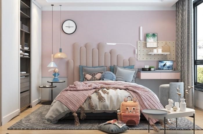 Căn phòng được trang trí với một gam màu hồng tinh tế, tạo cảm giác nhẹ nhàng và hài hòa với nội thất bên trong.