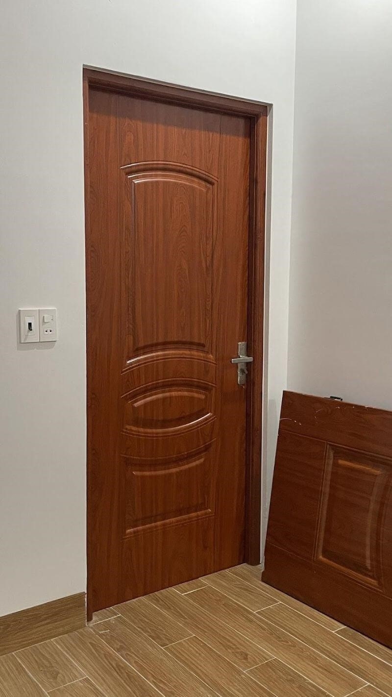 Một chiếc cửa sắt với thiết kế giả gỗ, có một cánh.