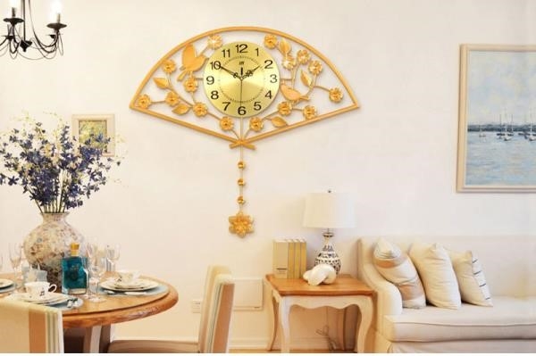 Một chiếc đồng hồ treo tường thích hợp để trang trí không gian phòng khách.