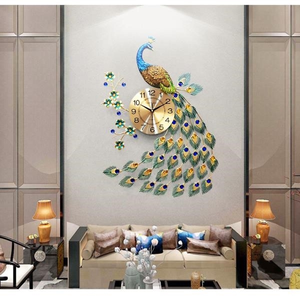 Trang trí cho phòng khách của bạn sẽ trở nên thêm phần độc đáo và đẹp mắt với mẫu đồng hồ treo tường hình chim công được làm từ tre.