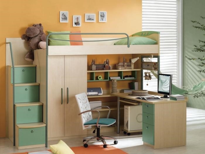 Bộ giường tầng đa năng này được thiết kế đặc biệt cho sinh viên, vừa có chỗ ngủ, vừa có bàn học tiện lợi. Bên cạnh đó, nó còn tích hợp thêm tủ quần áo giúp tiết kiệm diện tích phòng.