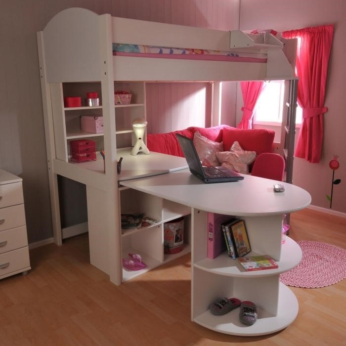 Giường tầng với bàn học được thiết kế để có thể di chuyển một cách dễ dàng.