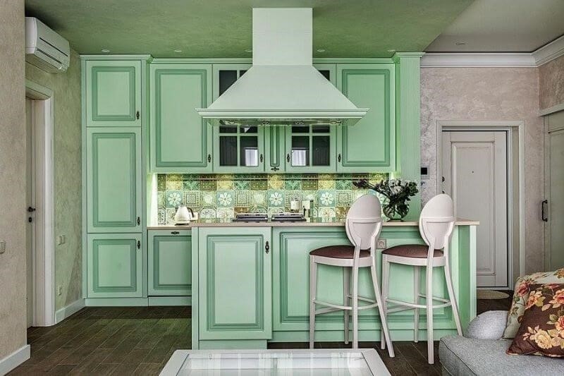 Thiết kế phòng bếp nhỏ đơn giản với phong cách châu Âu được thực hiện một cách hiệu quả và tinh tế.