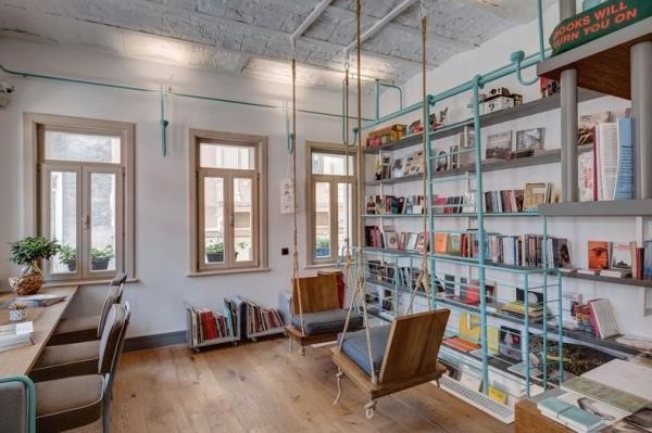 Thiết kế quán cafe sách là một ý tưởng thiết kế quán cafe bình dân vô cùng thu hút.